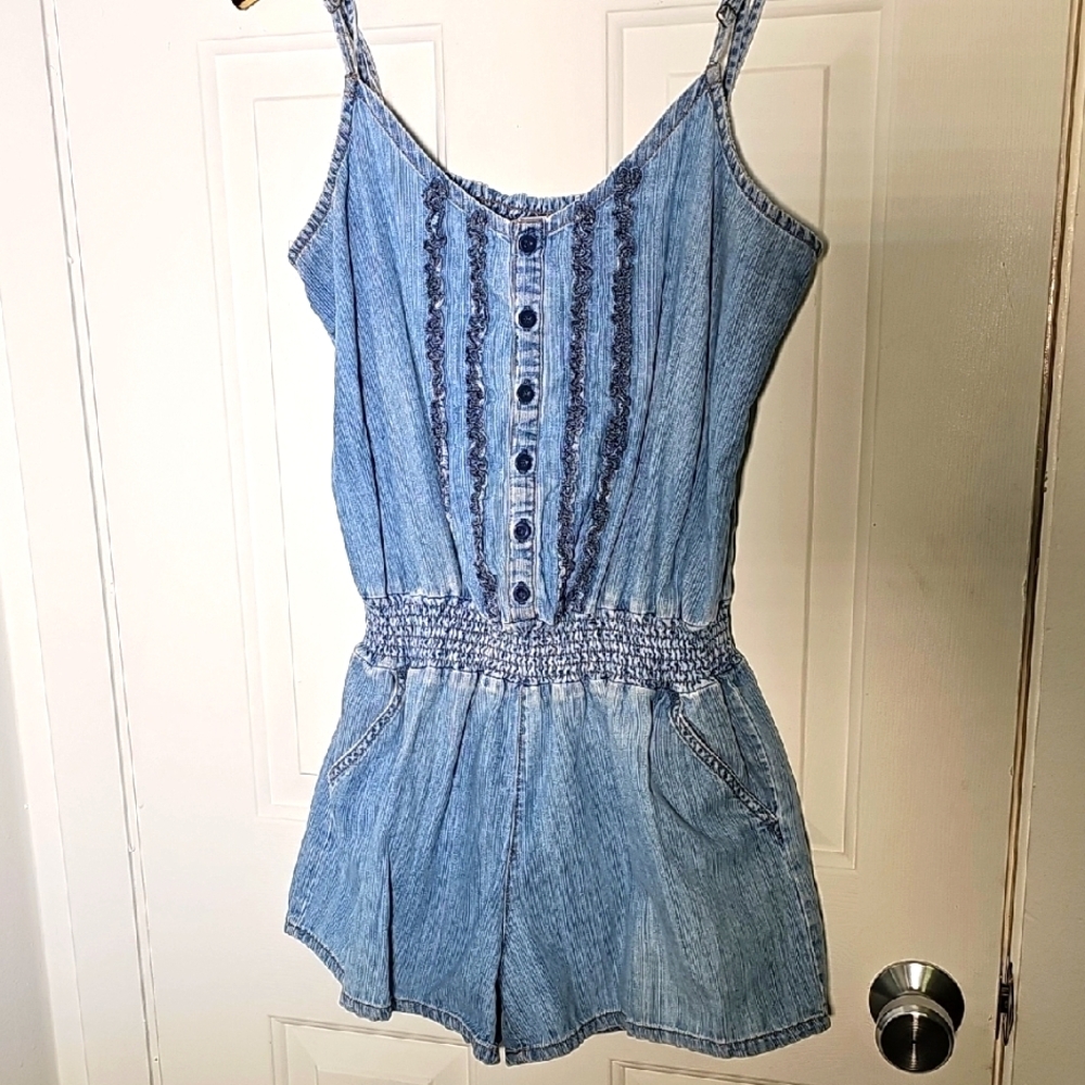 Blue Spice Lightweight Denim Button-Up‎ Romper. Meduim